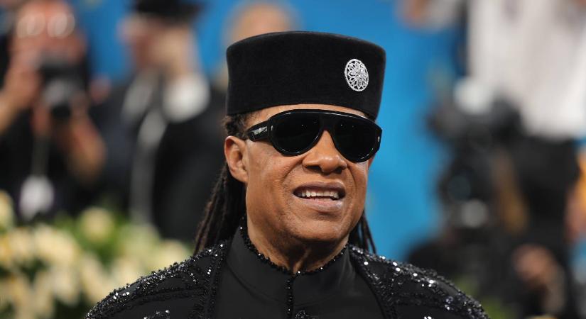 Stevie Wonder mégis lát? Megszólalt a pletykákról az énekes
