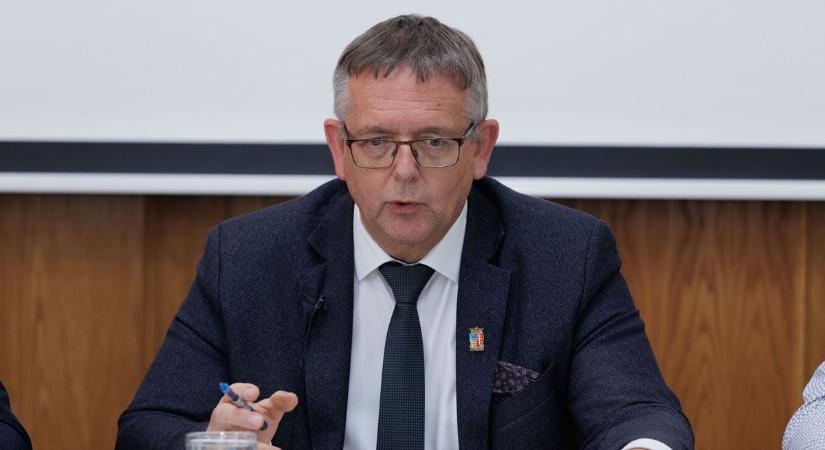 Felálltak a képviselők: határozatképtelenné vált a tatai testület