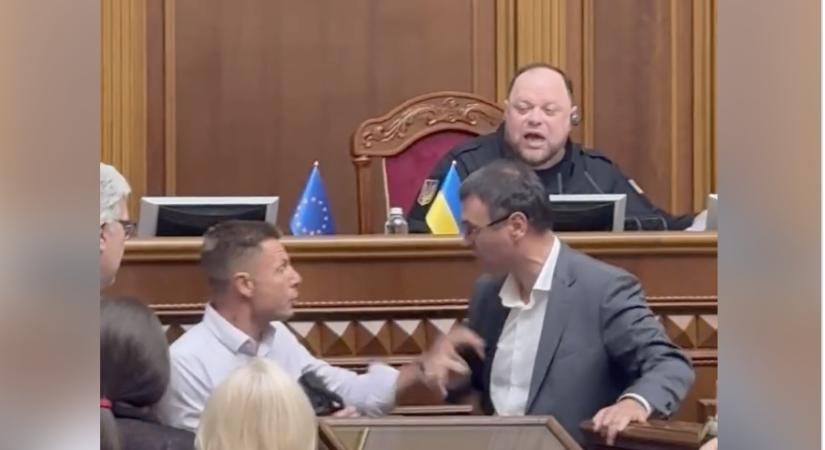 Újabb verekedés az ukrán parlamentben (Videó!)