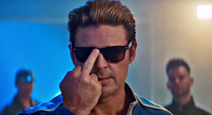 Befutott a Mortal Kombat 2. első kedvcsinálója, amelyben Johnny Cage egyik arcoskodó akciófilmjébe nyerhetünk betekintést