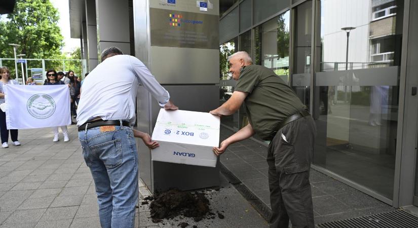 Vihart kavart az EU költségvetése, trágyát borítottak a budapesti EU-ház elé a háborgó gazdák