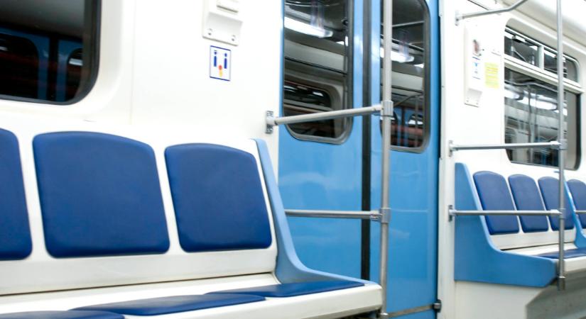 Ezért vette le a bugyiját a metrón egy nő, rengetegen kielemezték már a felvételt