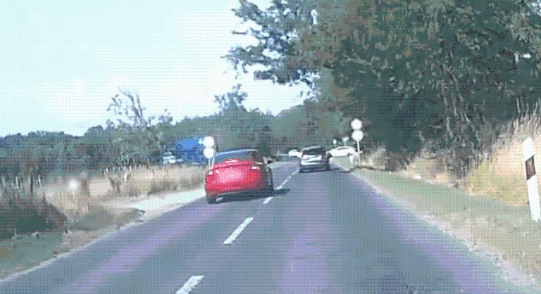 Egy Teslás és egy BMW-s is úgy gondolta, hogy a KRESZ felett áll