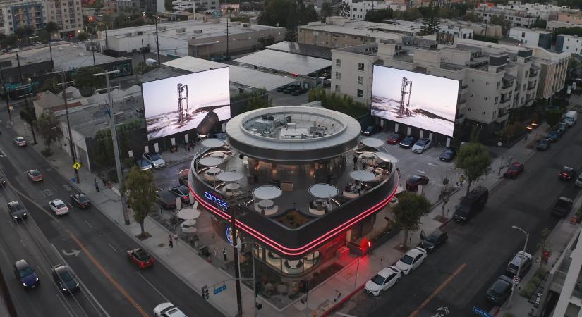 Videó: Hollywoodban nyílt meg a legkülönlegesebb Tesla töltő