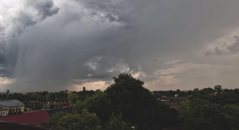 Jégesőt és viharos szelet hozhatnak a zivatarok csütörtökön Borsodban