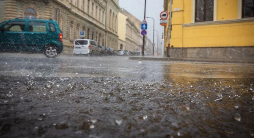 Ezt nem ússzuk meg szárazon! Nagy viharfelhő közelít Hajdú-Bihar felé! - radarképek