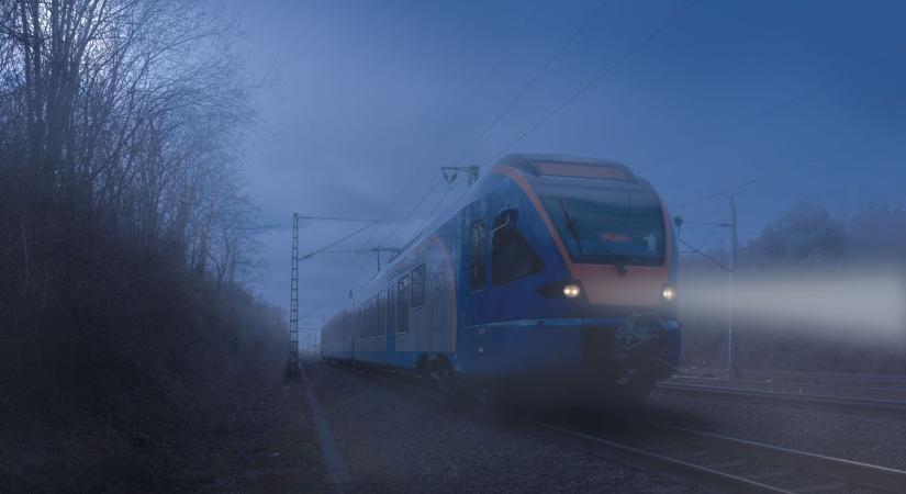 A bizonyítékkal a kezében rohant a férfi, minden azon múlt, átér-e a síneken a közeledő vonat előtt