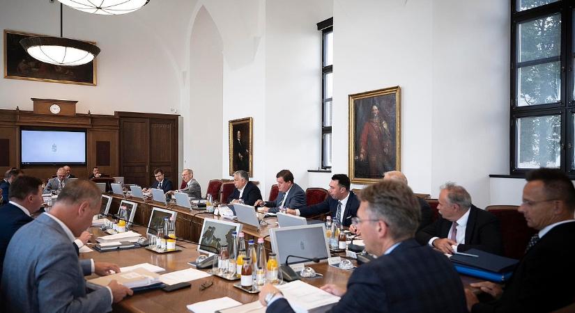 Orbán mérsékelte a fizetésemelést, de még mindig az infláció felett ad a kormánytagoknak