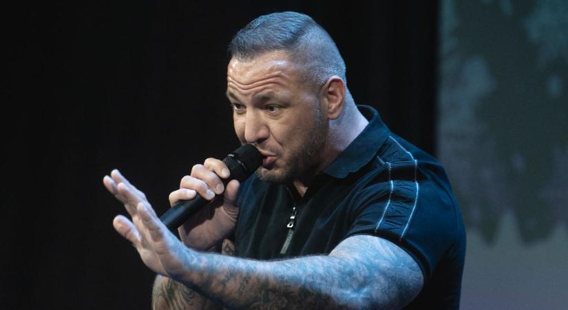 "Egy vagyok közületek" – Hiába a drága órák és a luxuskocsik, Curtis nem kér a rongyrázásból