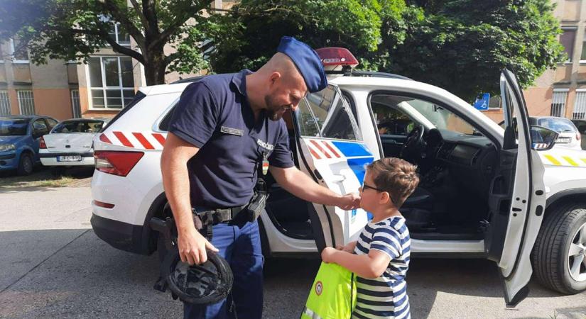 Rendőrök vitték el az ötéves kisfiút - fotókon a különleges "rajtaütés"