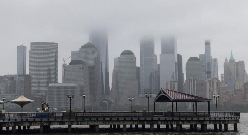 Villámárvíz bénította meg New York közlekedését, víz alá kerültek a metróállomások
