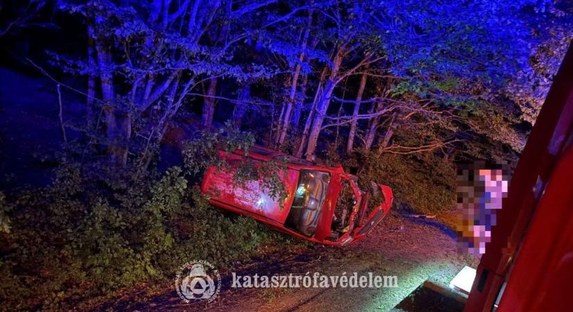 Szabadnapos hős: tűzoltó mentette ki a sofőrt a felborult autóból