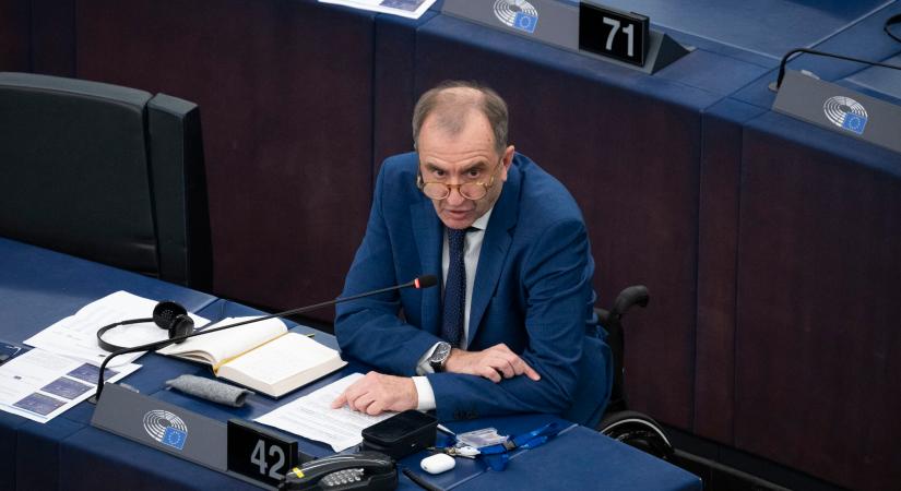 Széleskörű jobboldali összefogásról, az Európai Parlament Petíciós Bizottságában elért Patrióta-sikerről számolt be Szekeres Pál