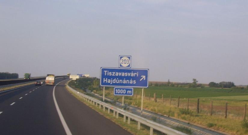 M3: Tiszavasvárinál akadály nehezíti a közlekedést