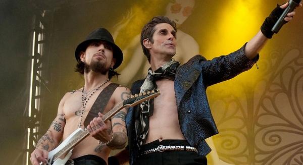 Jane's Addiction: a zenekar beperelte Perry Farrell-t, ő pedig a többieket