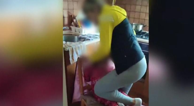Megrázó jelenetek: rátérdelt 2 éves gyermekére egy baranyai édesanya (VIDEÓ)