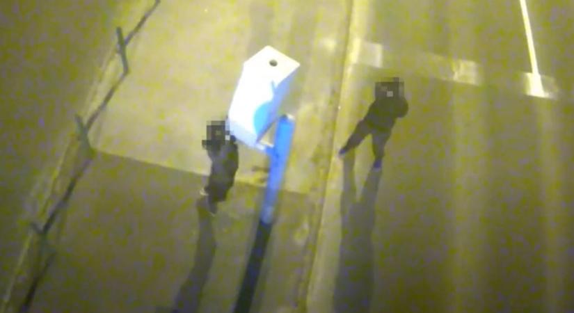 Csuklyában, kalapáccsal estek neki a Váci úti traffipaxnak – videó