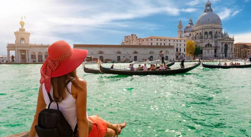Frászt kapnak ettől a gyakori szokástól az olaszok: bődületes turistabakinak tartják