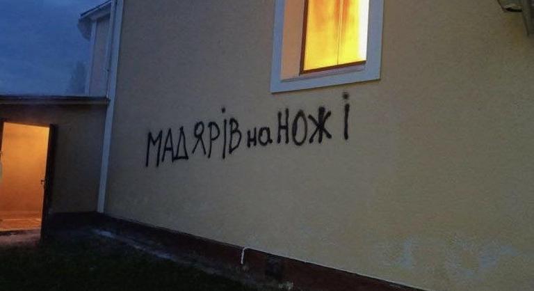 Felgyújtottak egy templomot Kárpátalján, magyarellenes feliratokat firkáltak rá