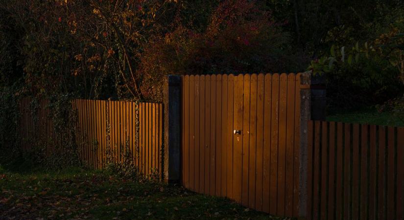 Éjjel csöngött a férfi telefonja, egyik szomszédja hívta, hogy vérben úszik az udvara