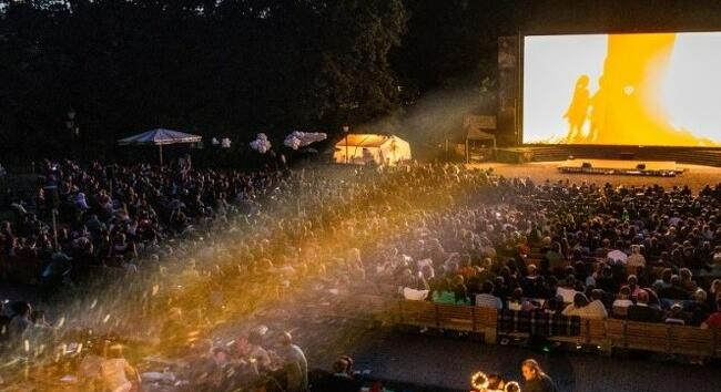Ingyenes szabadtéri kertmozi Budapesten: indul a Road Movie 2025 filmsorozat