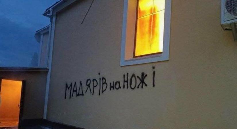 Felgyújtottak egy kárpátaljai templomot, magyarellenes üzenetek a falon