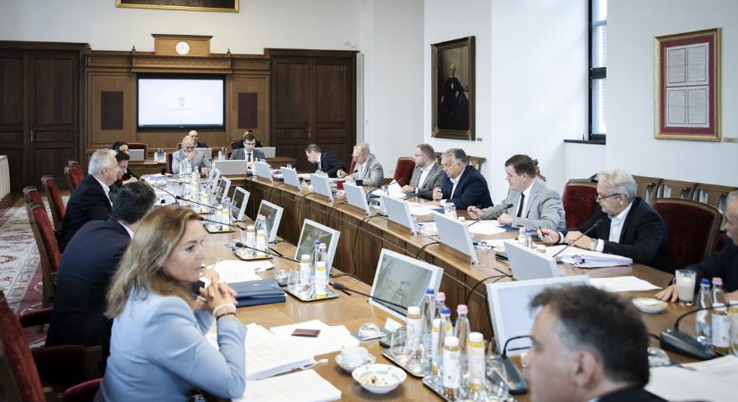 Emelkedett a legtöbb miniszter fizetése, ketten ugyanannyi bért kapnak továbbra is