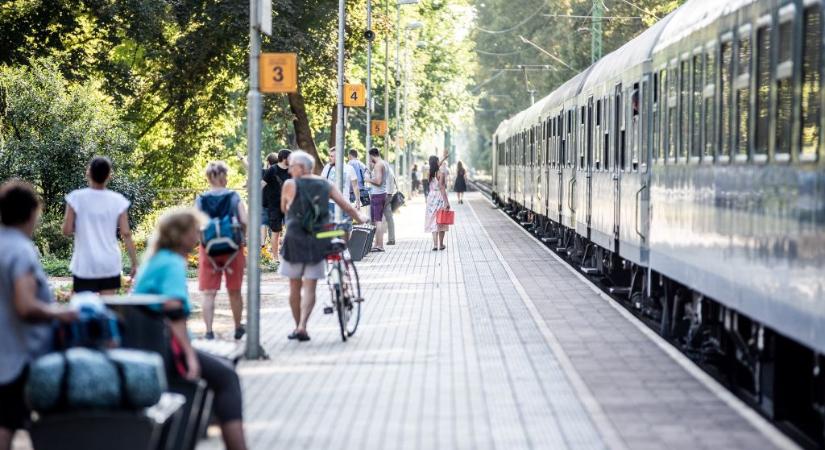 MÁV: az extrém hőség ingadozóbbá tette a közlekedés pontosságát júniusban