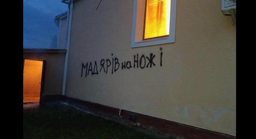 Felgyújtottak egy kárpátaljai templomot, Orbán a magyarokat ért fenyegetésről posztolt