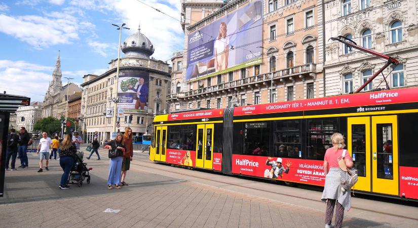 Azonnal leállt a forgalom a Blaha Lujza téren, ilyen még nem történt a fővárosban