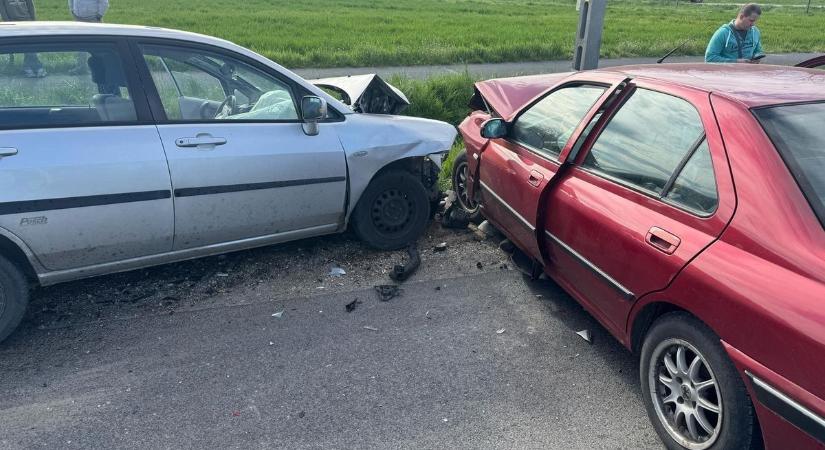 Újabb hatalmas baleset a 8-as főúton, mentő már a helyszínen