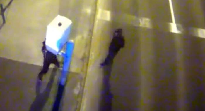 Videón, ahogy szétverték a traffipaxot a Váci úton