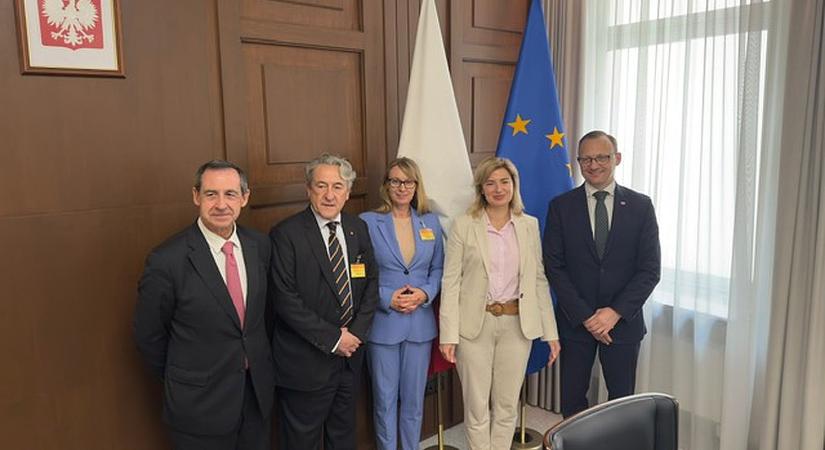 A Patrióták delegációja a Tusk-kormány jogállamiság elleni intézkedéseit vizsgálja
