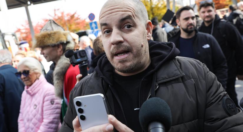Két fideszes parlamenti képviselő is részt vesz az eseményen, amin a horogkeresztes zászló előtt karlendítő Bede Zsolt is előad