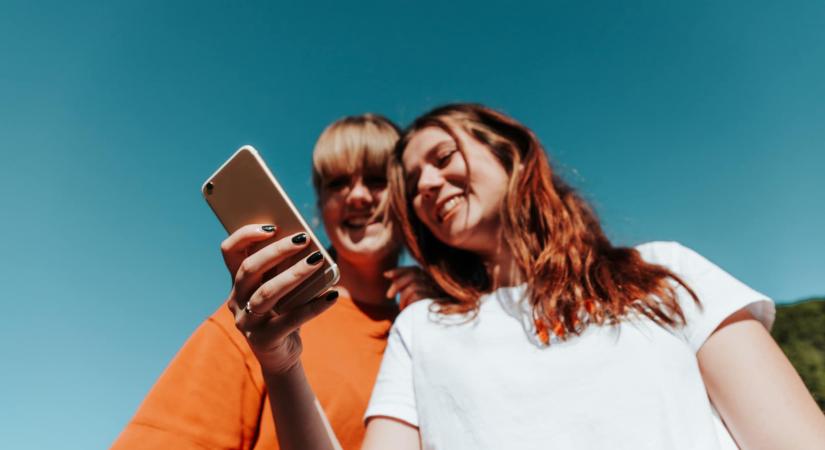 Hogy tartod a kezedben a telefonod? Ezt árulja el a személyiségedről