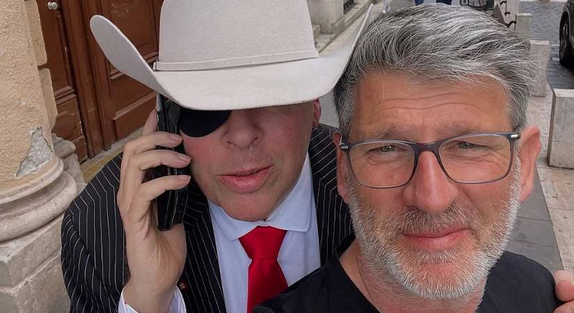 „A szeme le volt takarva, csak egy speciális szandálba tudott járni” – Kárász Róbert megdöbbentő részleteket árult el Schmuck Andor halála előtti napjairól
