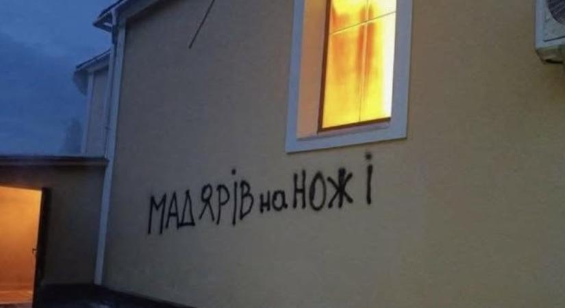 Felgyújtottak egy templomot Kárpátalján, Orbán a magyarokat ért fenyegetésről posztolt