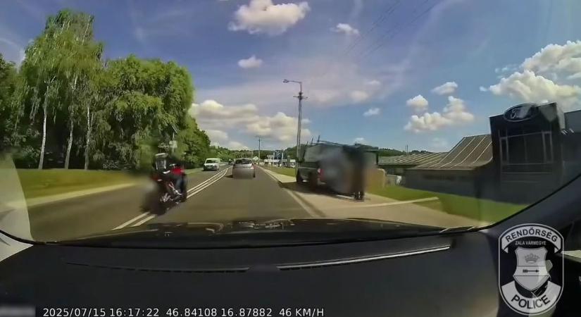Így soha ne előzz! Három motoros megtette... (videó)
