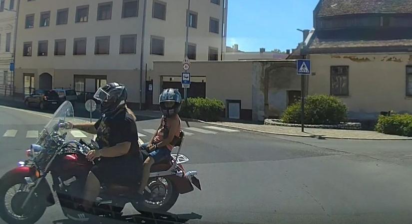 Elképesztő: a vele utazó gyermek életét is kockáztatta a pécsi motoros (VIDEÓ)