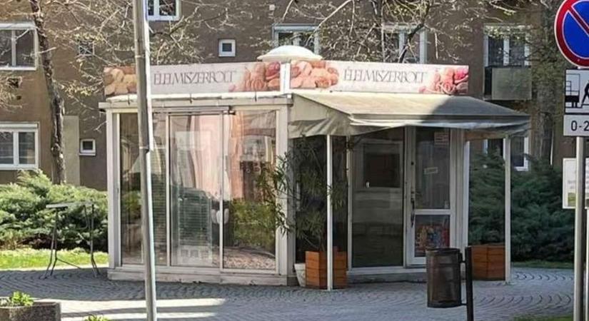 Két üzletet árulnak egymás mellett Győr belvárosában
