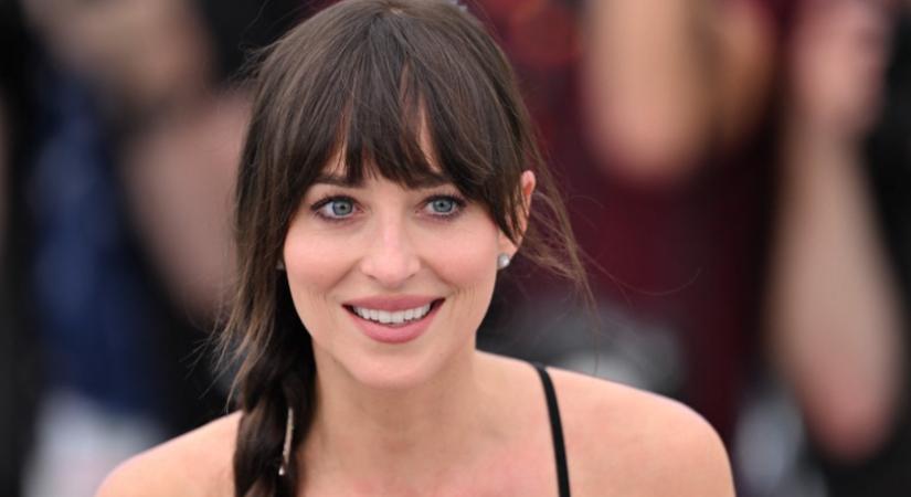 Dakota Johnson gyönyörű kültéri nappaliját dicsérik most a tervezők – íves fémhálókból design kerti bútorok