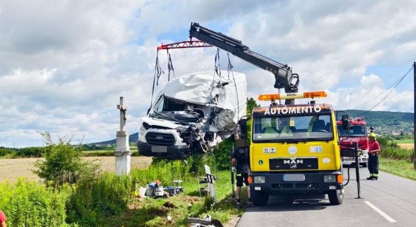 Súlyos baleset a vármegye határánál: egy ember meghalt (sokkoló fotók)
