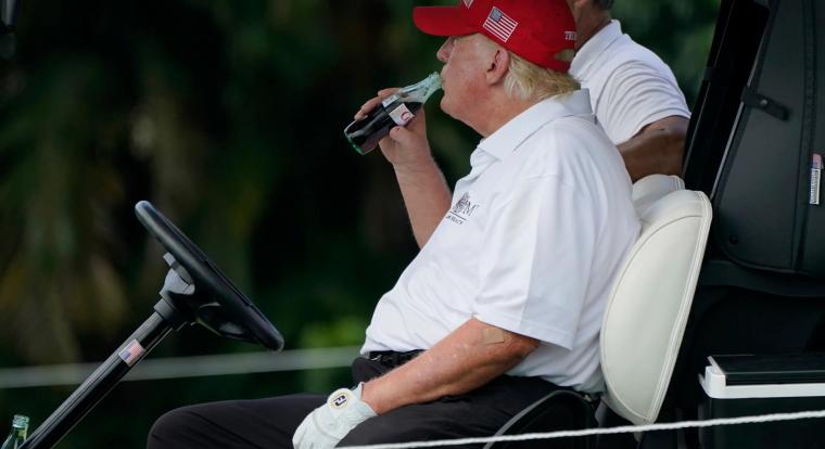 Donald Trump belenyúlt a kólába, a Coca-Cola változtat a recepten