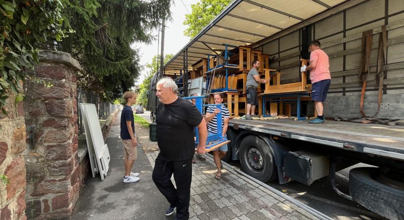 Iskolai bútorok a Bárdosnak egyenesen Karintiából