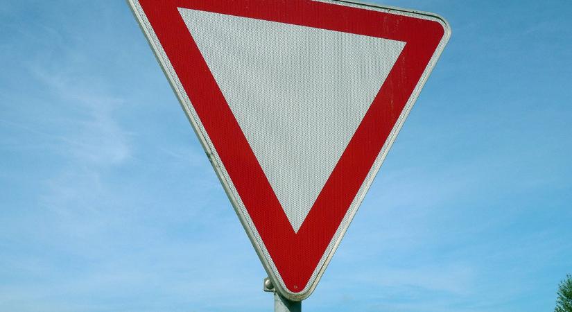 Több rúgással vitte földre a jelzőtáblát a magyarbánhegyesi Van Damme