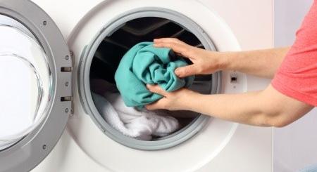 A mûszálas ruhák mosása ezért környezetszennyezõ