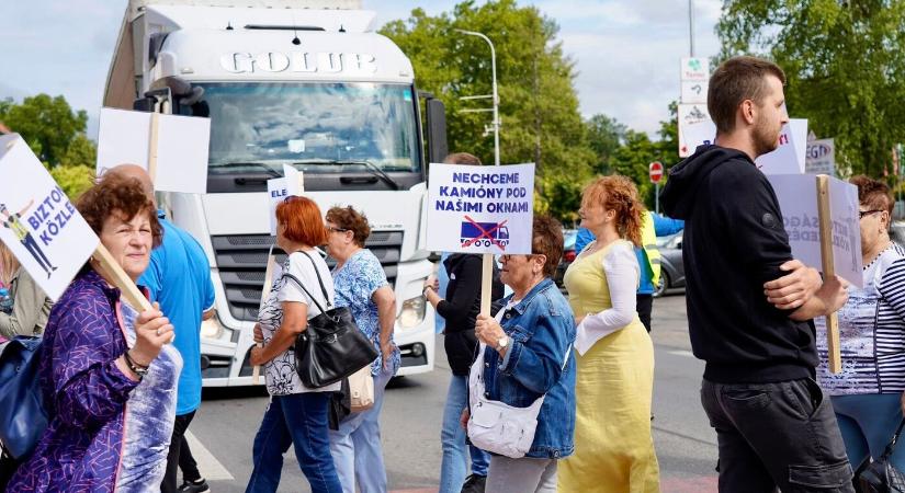 Tömegesen állították le a kamionokat Keszegfalva és Zsigárd között – ha nem lesz enyhülés, ősszel folytatják (GALÉRIA)