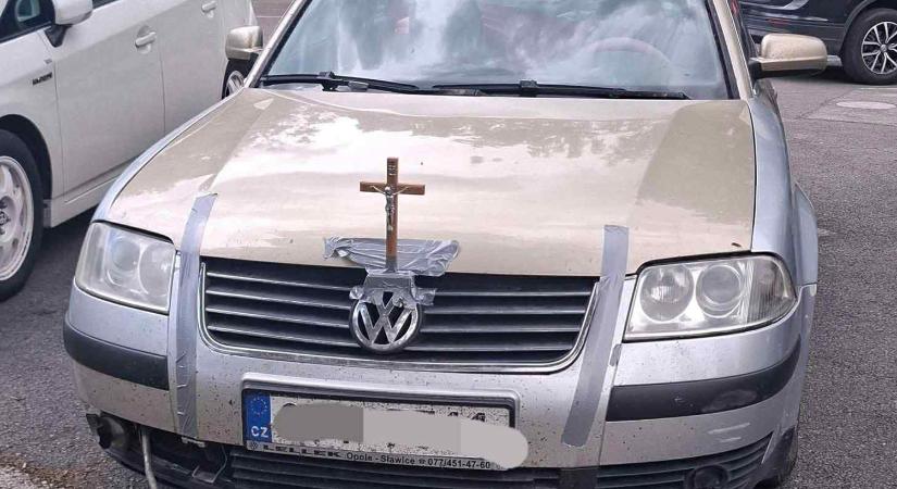 Ez a Passat már nem bízza a véletlenre, Jézus áldásával közlekedik