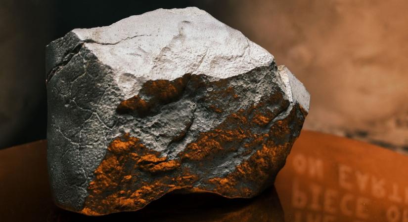 Több milliárd forintért kelt el a legnagyobb marsi meteorit