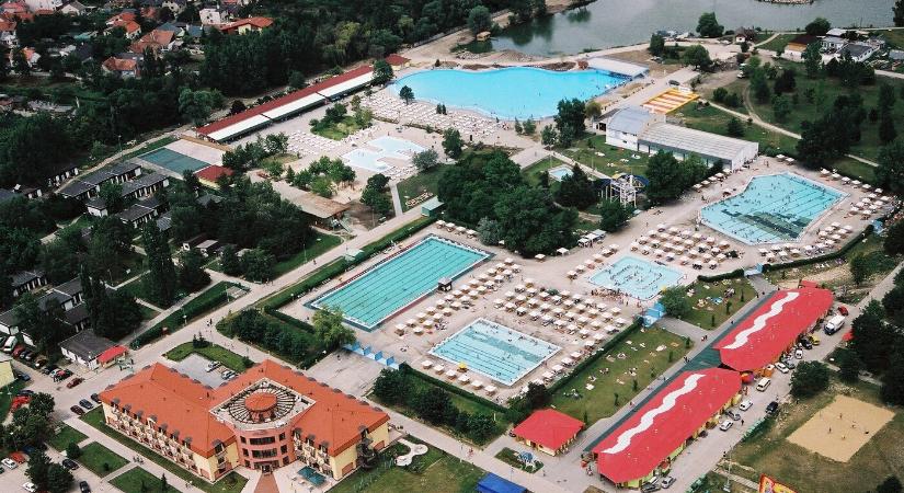 Fizetni kell a parkolásért a párkányi termálfürdő előtt